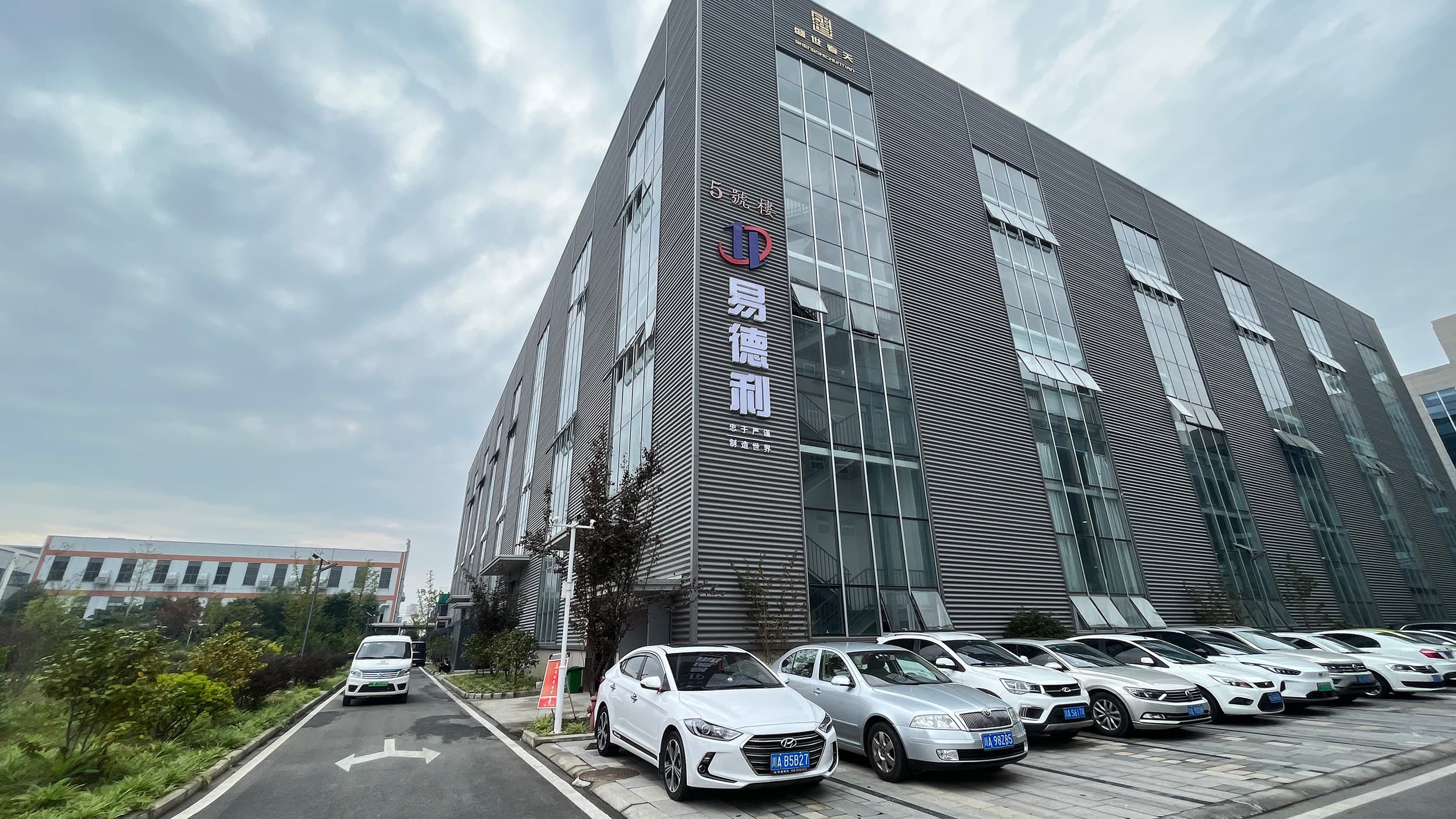 時(shí)速200公里中國高速動(dòng)車組出口歐洲,制造業(yè)又有一大驚喜